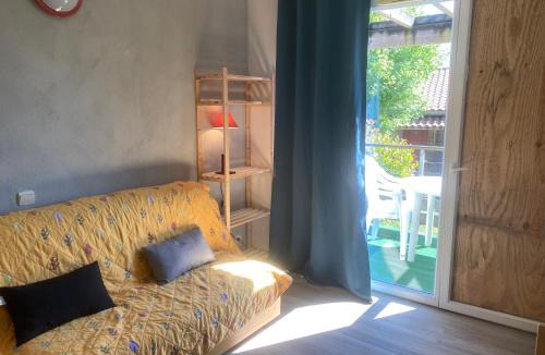Cassen Resort | Maisonnette dans village vacances canapé convertible , chambre 1 lit et mezzanine ,draps en plus