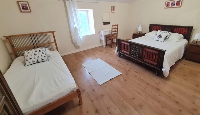 Traditional Farmhouse sleeps 12/14, central heating, open fireplace