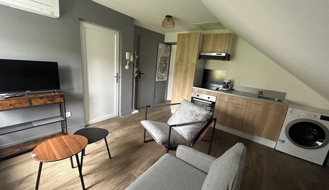 Cosy nest 25 m2: Downtown, Clim & Wifi small building downtown