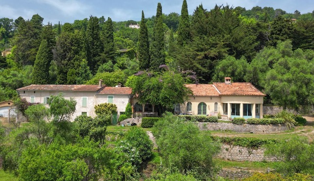 Mas provençal with swimming pool on 3 hectares of terraced land. Pets welcome